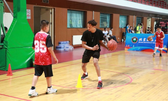 如何通过篮球夏令营提高团队协作能力？
